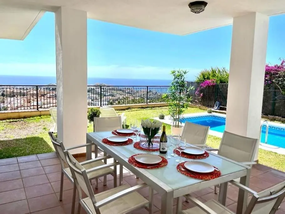 Modern Holiday Home & Panoramic Views 米哈斯