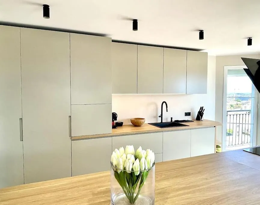 Modern Holiday Home & Panoramic Views 米哈斯