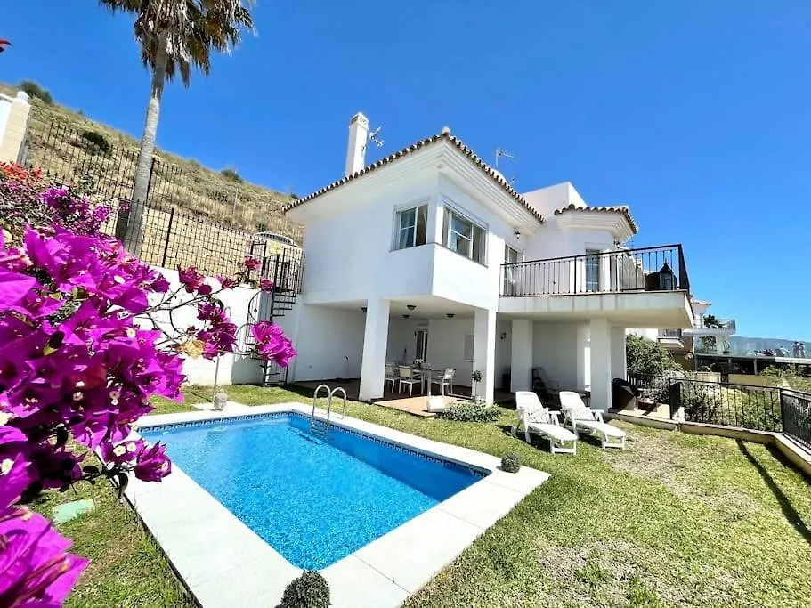 Modern Holiday Home & Panoramic Views 米哈斯