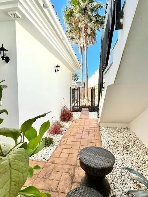 Modern Holiday Home & Panoramic Views 米哈斯