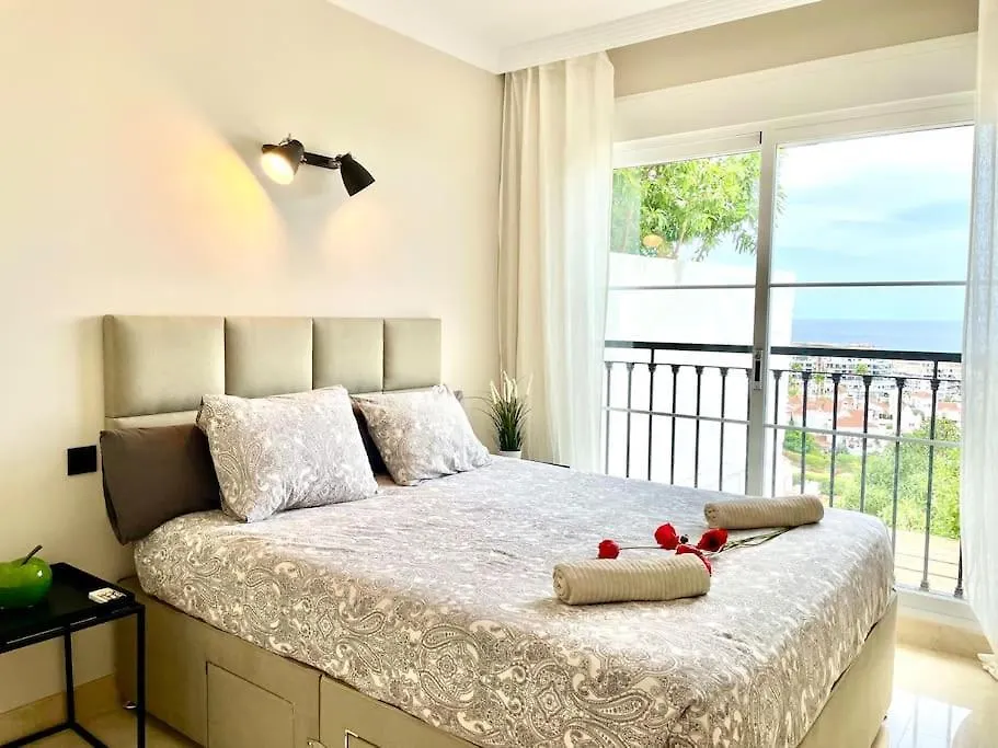 Modern Holiday Home & Panoramic Views 米哈斯